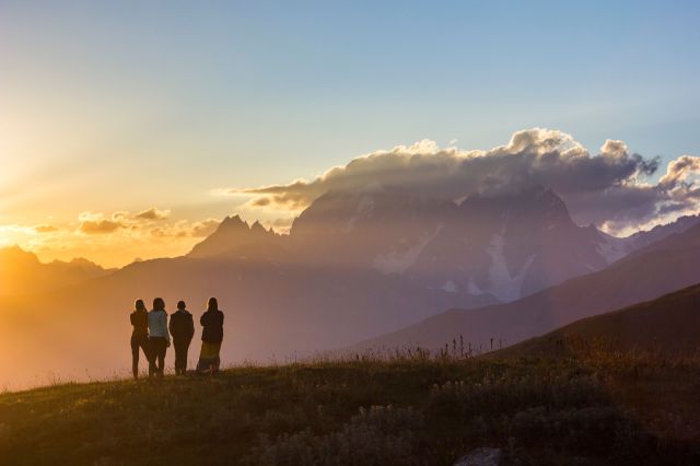 Step-by-Step Guide: Getting Your Friends on Board for a Group Trip